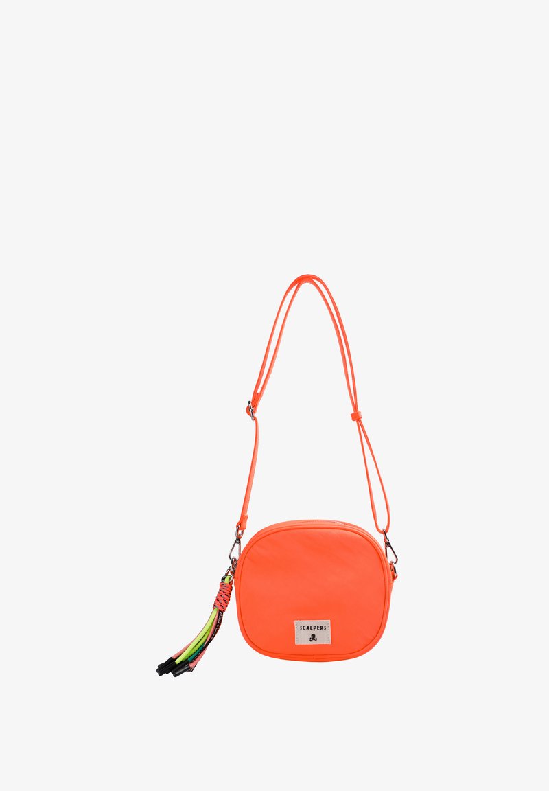 Borsa a tracolla arancione neon con forma rotonda, superficie liscia, tracolla regolabile e un accento di frange colorate con più fili.