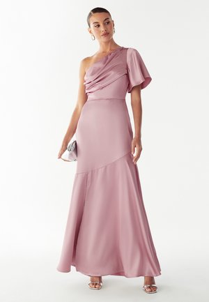 Vestito monospalla in raso rosa tenue, con tessuto drappeggiato, vita aderente e gonna fluente. Abbinato ad accessori argento.