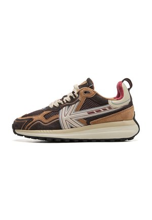 Brauner und beiger Sneaker mit weißen Schnürsenkeln, Mesh- und Wildledermaterial, gemustertem Seitenlogo, beiger Sohle und rotem gepolstertem Fersenfutter.