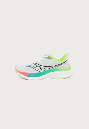 Chaussure de course athlétique blanche avec doublure intérieure vert fluo, accents multicolores bleus et orange, et logo noir sur la tige en mesh.
