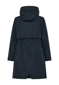 Granatowa wodoodporna kurtka z kapturem, taliowanym pasem i tylną klapą. Posiada długie rękawy i długość do połowy uda.