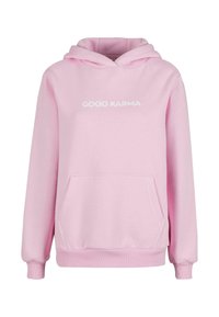Felpa con cappuccio rosa realizzata in tessuto morbido con tasca a marsupio. Presenta un logo testuale bianco "GOOD KARMA" sul davanti e polsini e orlo a costine.