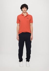 EA7 Emporio Armani TRAIN CORE - Polo shirt - ginger spice