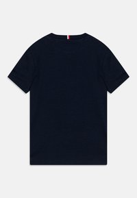 Granatowa koszulka polo z krótkim rękawem wykonana z miękkiej bawełny. Posiada dekolt w kształcie litery V oraz przeszycia na rękawach i u dołu. Prosty i skromny design.