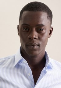 Kraagoverhemd met lichtblauwe en witte verticale strepen, knoopsluiting aan de voorkant, katoenstof en een gladde textuur.