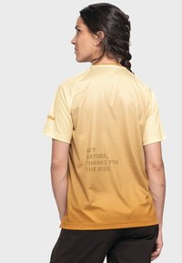 Kurzarm-Gradient-T-Shirt, Gelb bis Orange, strukturiertes Mesh-Gewebe, mit dem Text "HEY NATURE, THANKS FOR THE RIDE" auf der Rückseite.