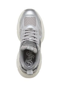 Chaussure de sport argentée avec une tige en mesh, une languette rembourrée et une semelle extérieure texturée. Les lacets et le logo sont bien visibles, avec un design arrondi.