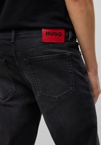 HUGO Liibuvad teksad - charcoal