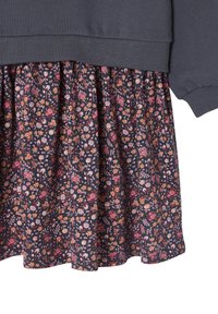 Sweatshirtkleid mit einem dunkelgrauen Oberteil und einem dunklen Blumenmusterrock; es hat einen gerippten Ausschnitt und eine elastische Taille für einen gerafften Effekt.