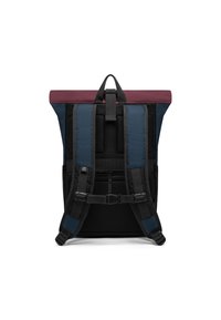 Táska bordó felső résszel, kék és fekete panelek, párnázott pántok és szellőző hálós hátrész; állítható csatokat tartalmaz.
