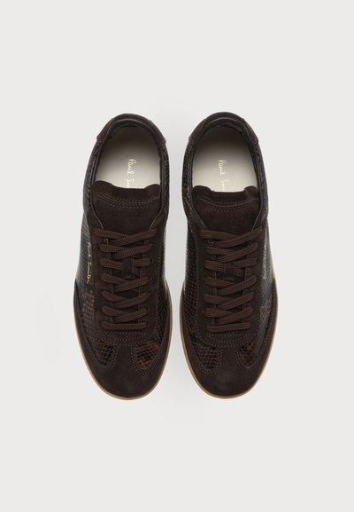 Paire de baskets marron foncé à lacets avec panneaux latéraux texturés et semelle marron clair, vue de dessus sur un fond uni.