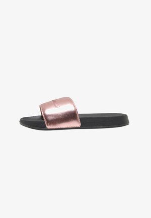 Sandalia tipo slide negra con una amplia tira metálica en rosa dorado en la parte superior y suela texturizada para mayor agarre.