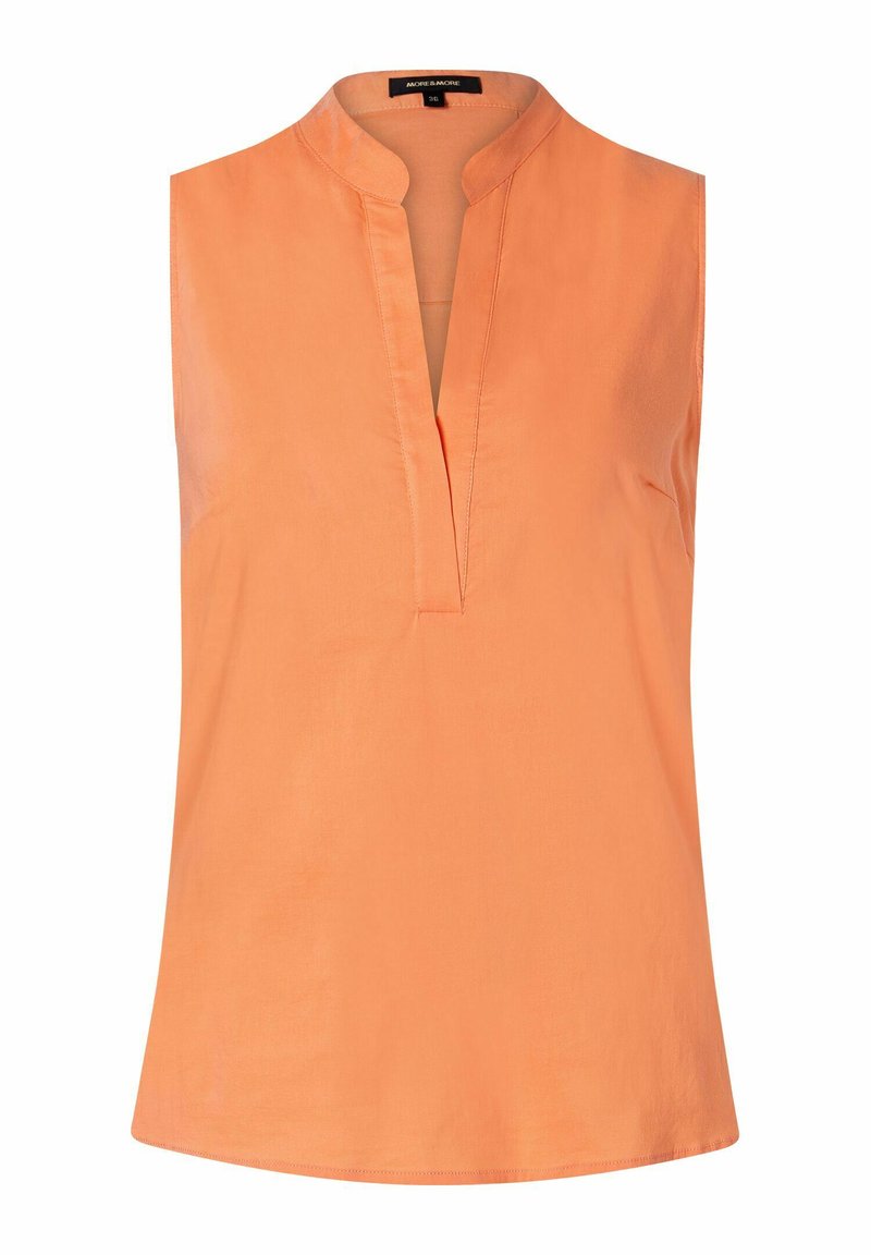 mouwloze oranje blouse met een V-hals en een licht gebogen zoom. Gladde textuur en lichtgewicht stof. Geen patronen of versieringen.
