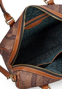 Brun mönstrad handväska med guldfärgad dragkedja, beige läderdetaljer, justerbar rem och mörkgrön foder med en ficka med dragkedja.