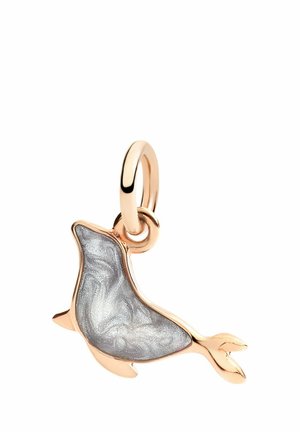 Goldförmiger Siegelanhänger mit silberner strukturierter Einlage und befestigter Schlaufe zum Tragen an einem Armband oder einer Halskette.