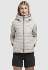 Lichtgrijze pufferjack met een glanzende capuchon, ritssluiting aan de voorkant en zwarte koordjes. Voorzien van horizontale quiltstrepen en een geborduurd logo op de borst.