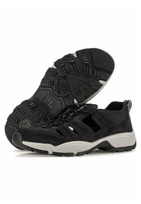 Schwarze Sportschuhe mit Obermaterial aus Wildleder und Netzgewebe, ausgestattet mit mehreren Ausschnitten, Schnürsenkeln und einer strukturierten Gummisohle für Grip und Traktion.