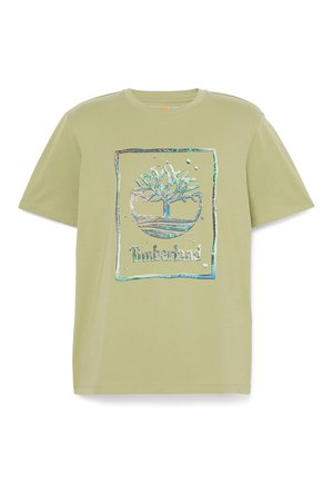 T-shirt verde chiaro a maniche corte con logo albero metallizzato Timberland e nome del marchio centrati sul davanti.