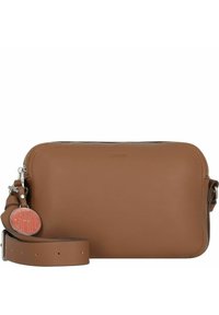 Brązowa skórzana torba na ramię o gładkiej fakturze, z zamkiem błyskawicznym i odczepianym paskiem. Posiada metkę z logo z boku.