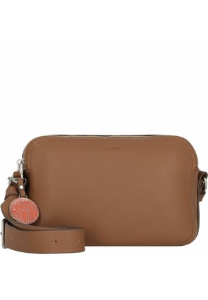 Sac bandoulière en cuir marron avec une texture lisse, fermeture éclair et une bandoulière détachable. Comprend une étiquette logo sur le côté.