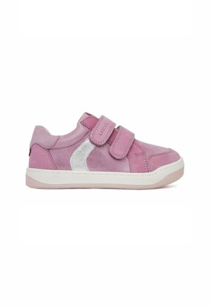 Zapatilla deportiva infantil rosa con dos tiras de velcro y detalle lateral blanco, suela blanca plana y puntera redondeada.