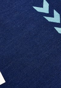 Marinduk rustik textil med en strukturerad yta som har ljusblå geometriska mönster, inklusive chevronger och vinklade former.