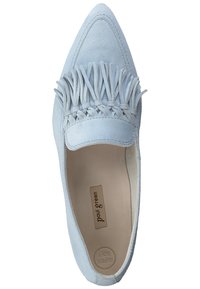 Světle modré semišové mokasíny mají špičatou špičku, opletené detaily a třásně na přední straně. Uvnitř označeno "Super Soft."