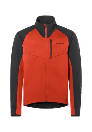 Rote und schwarze Softshell-Jacke mit hohem Kragen, Reißverschluss vorne und Brusttasche. Mit einem Panel-Design und elastischen Bündchen für zusätzlichen Komfort.
