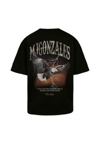 Sort kortærmet t-shirt med et stort ærgrafik af enørn med lyn, personliggjort tekst "M. Gonzales," og et citat nedenfor i hvid.