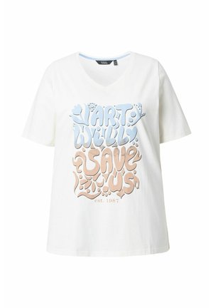 T-shirt bianco a V con testo stilizzato blu e beige "L'arte ci salverà" e motivi floreali decorativi, fondato nel 1987.