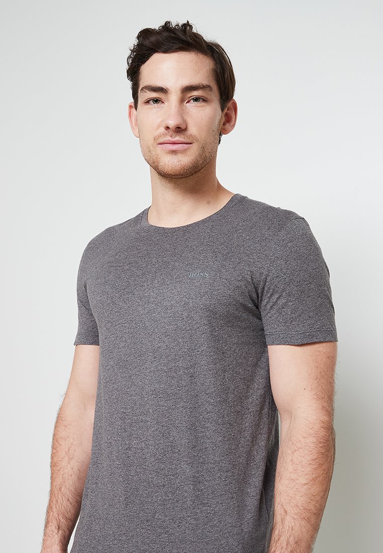 Szara koszulka z krótkim rękawem, wykonana z miękkiego materiału, z okrągłym dekoltem. Posiada subtelne logo na piersi oraz klasyczny, dopasowany kroj.