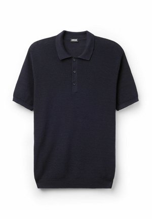 Černá pletená polokošile s krátkými rukávy, třemi knoflíky a žebrovaným lemem a manžetami na bílém pozadí.