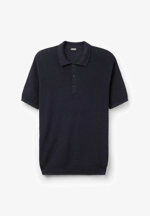 Zwart gebreid poloshirt met korte mouwen, drie knopen en geribbelde zoom en manchetten op een witte achtergrond.