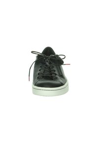 Schwarzer Ledersneaker mit einer weißen Gummisohle. Verfügt über ein Schnürdesign, kontrastierende Nähte und einen seitlichen Reißverschluss für einfaches An- und Ausziehen.