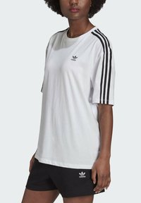 adidas Originals OVERSIZED ADICOLOR RELAXED - Apdrukāts T-krekls - white