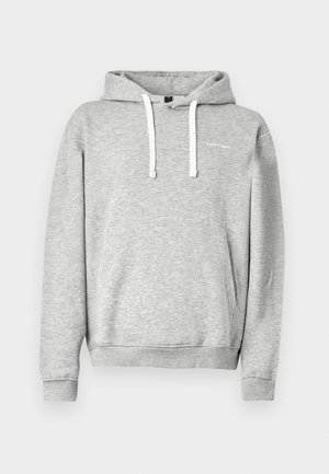 Haut à capuche gris avec une poche kangourou, cordons de serrage blancs, poignets et ourlet côtelés. Petit logo texte sur le devant. Tissu doux et texturé.