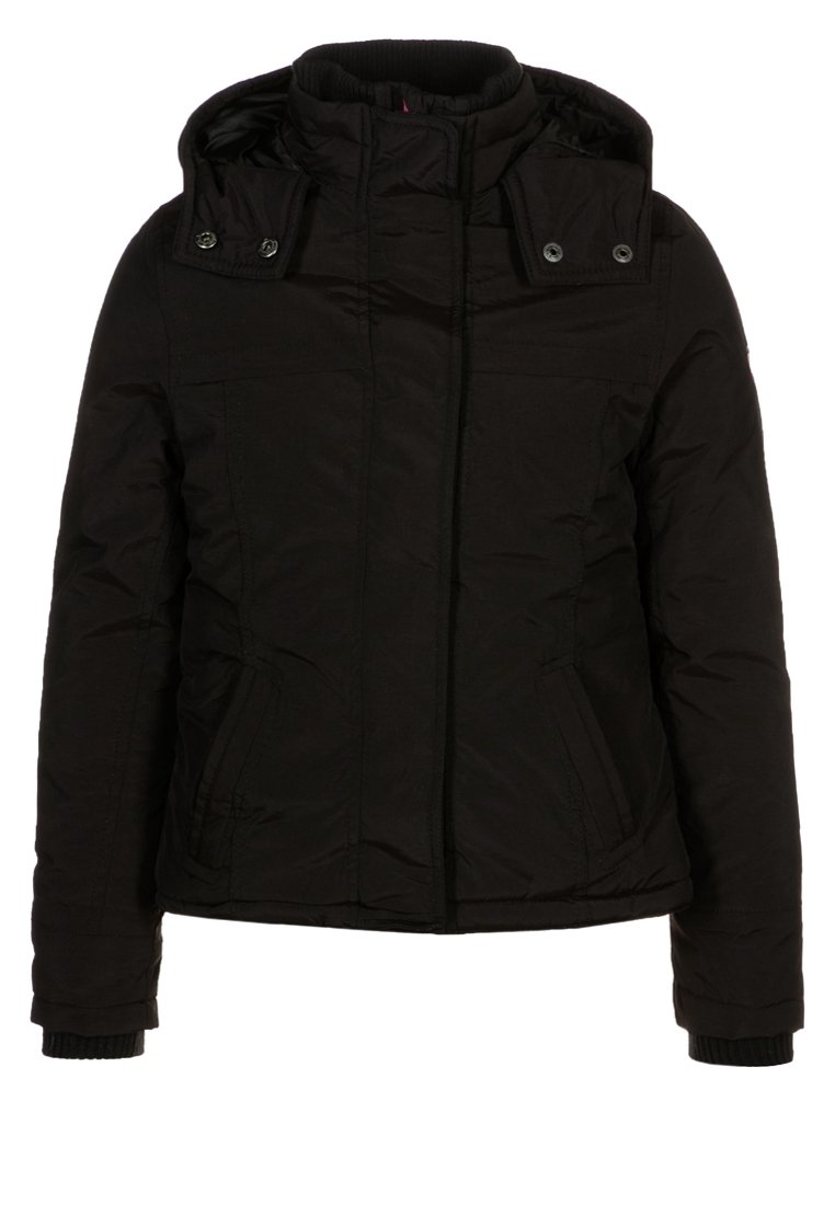 Czarna pikowana kurtka z wysokim kołnierzem, zamek błyskawiczny i napy. Posiada dwie boczne kieszenie oraz ściągacze przy mankietach dla dodatkowego ciepła.