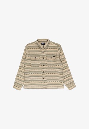 Giacca camicia beige e verde a fantasia con maniche lunghe, due tasche sul petto, bottoni frontalmente e colletto.