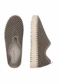 Scarpe slip-on grigie con un motivo scallop, dotate di una suola in gomma flessibile e una parte superiore testurizzata, che presentano un design ergonomico.