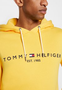 Tommy Hilfiger LOGO HOODY - Sweatshirt com capuz - warm yellow