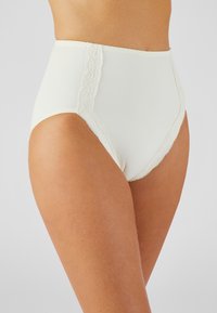 Hoge witte slip van gladde stof, voorzien van kant langs de zijkanten en tailleband. Eenvoudig, elegant ontwerp.
