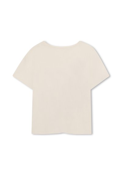 Μπλουζάκι με κοντά μανίκια σε κρεμ χρώμα από απαλό ύφασμα. Στρογγυλή λαιμόκοψη, άνετη εφαρμογή και ομαλή υφή χωρίς σχέδια ή διακοσμητικά.