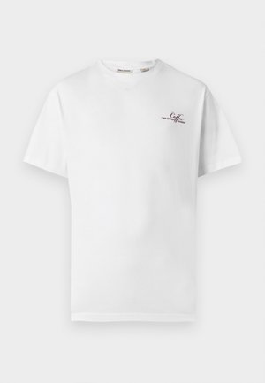 Valge lühikeste varrukatega T-särk, millel on vasaku rinna ülaosas väike pruun tekst "Coffee MID CENTURY MODERN", ümara kaelusega.