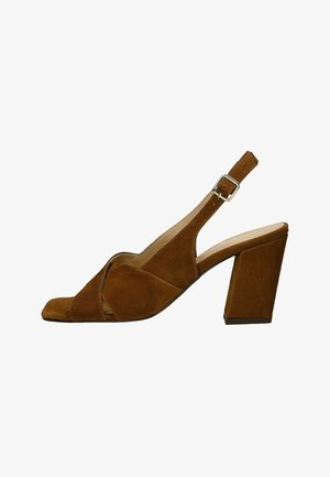Sandalo slingback in suede marrone con tacco a blocco e cinturino regolabile con fibbia, con punta aperta e design incrociato.