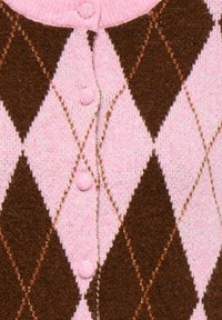 Pruunikas-roosa argyle-mustriga kootud kampsun ümmarguse kaelusega, millel on kolm nööpi ja pehme kootud tekstuur.