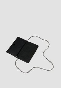 s.Oliver IN SCHIMMERNDER OPTIK - Clutch - schwarz