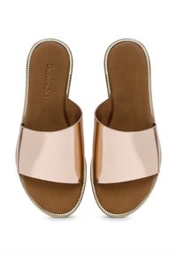 Chanclas de color marrón con correas amplias de un suave rosa pálido y superficie texturada. Detalladas con costuras metálicas en los bordes. Diseño de suela plana.