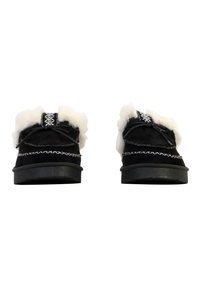 Chaussures en velours noir avec des accents duveteux blancs, coutures blanches contrastantes, design à bout rond et semelle en caoutchouc. Présente des lacets sur le dessus.
