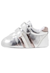 Silberne metallische Kleinkinderschuhe mit Klettverschlüssen, glitzernden Akzenten und einer runden Zehenpartie. Mit zwei reflektierenden Streifen an der Seite.