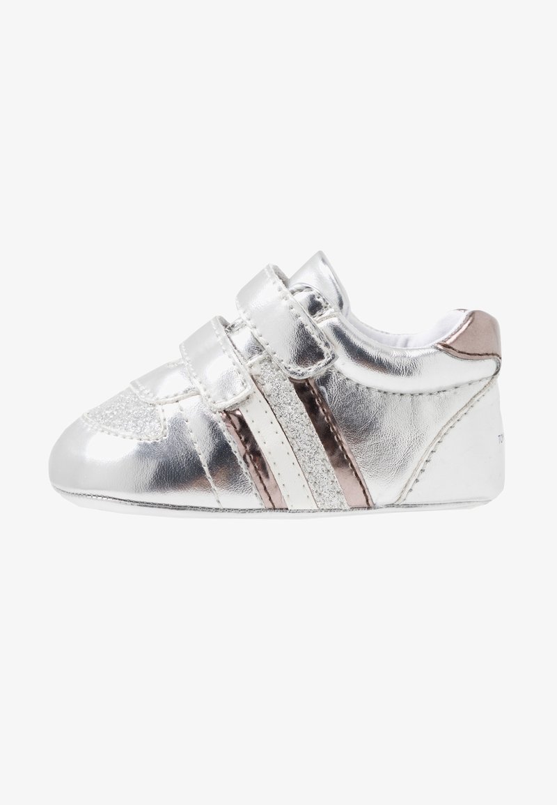 Silberne metallische Kleinkinderschuhe mit Klettverschlüssen, glitzernden Akzenten und einer runden Zehenpartie. Mit zwei reflektierenden Streifen an der Seite.